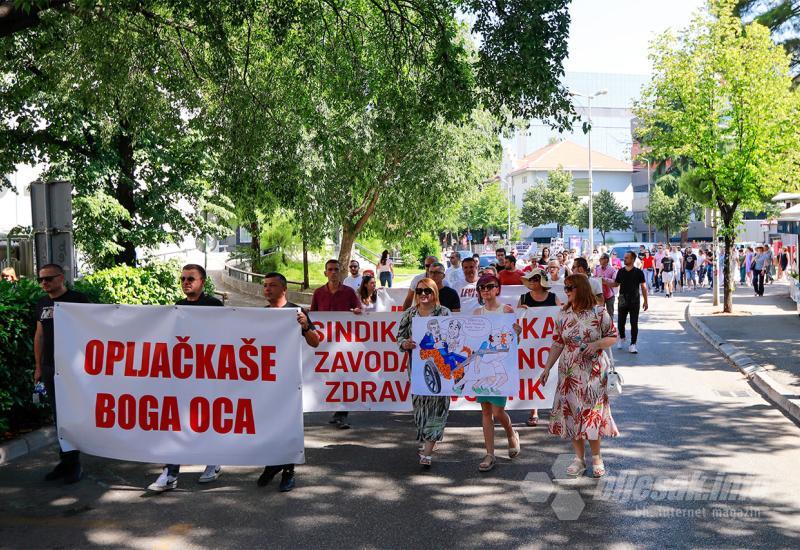 Tisuće zdravstvenih radnika na ulicama Mostara - Tisuće zdravstvenih radnika na ulicama Mostara - zdravstvo bi moglo biti u kolapsu!