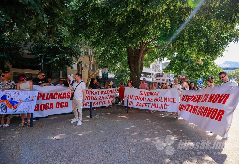 Zdravstveni radnici na ulicama Mostara - zdravstvo bi moglo biti u kolapsu