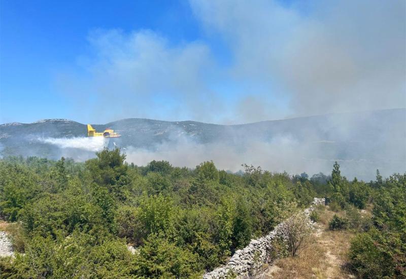 Buknuo požar kod Trogira, teren težak i nepristupačan