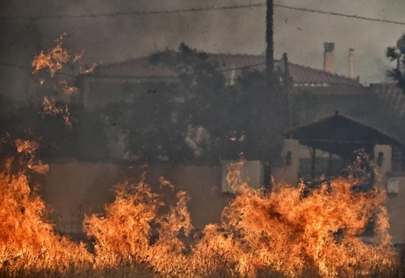 Požari bijesne u Grčkoj -  Grčki gori: Vatrogasci u borbi s požarima