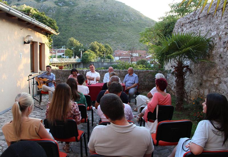 Mostar: Elijas Rebronja promovirao roman ''Pjerova konzerva''