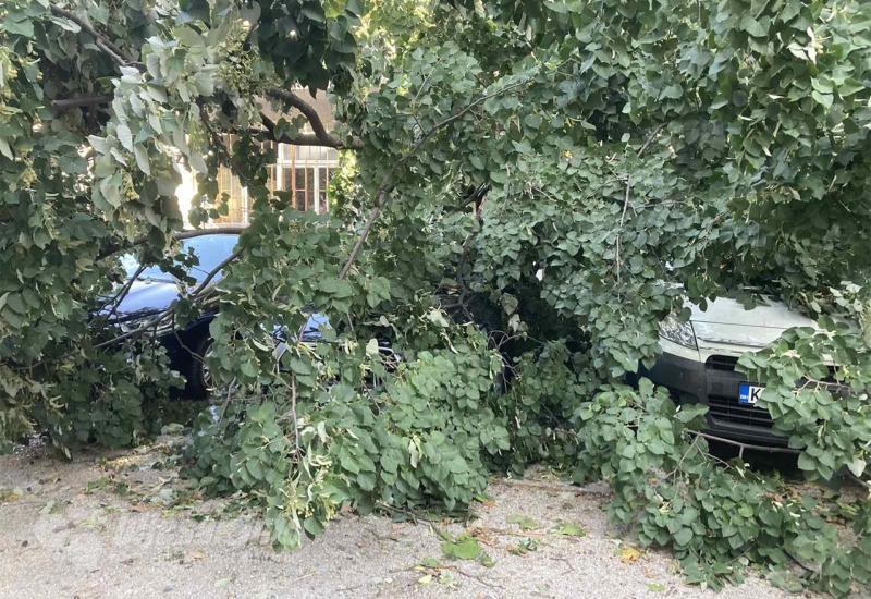 FOTO/VIDEO | Mostar: U nevremenu oštećeno više automobila
