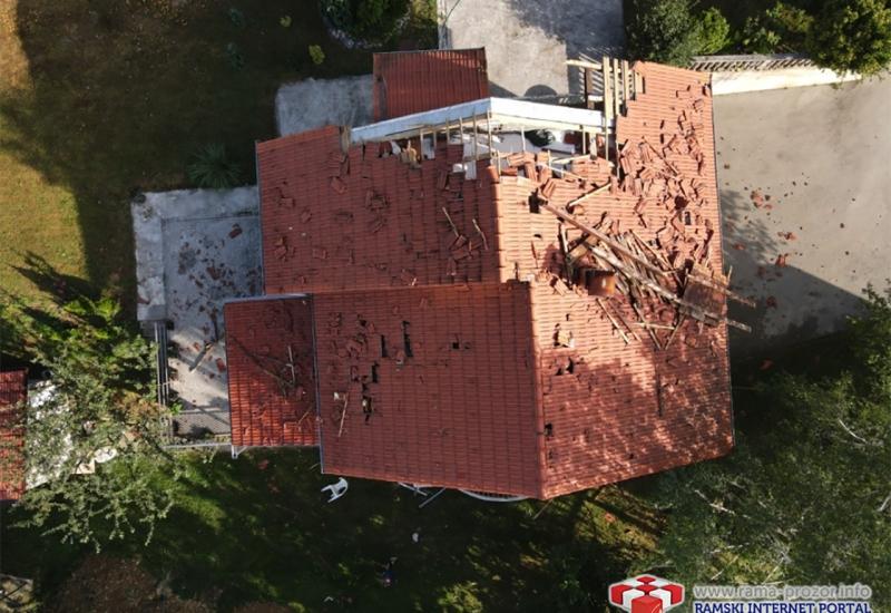 Strašni prizori iz zraka: Vjetar u Rami raskrio krov kuće i sručio crijep na auto