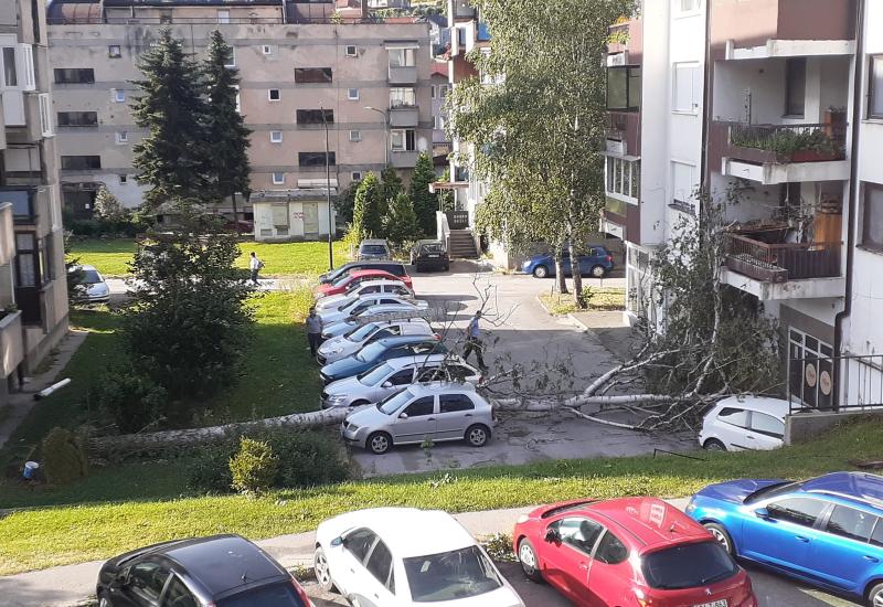 Posljedice nevremena u Travniku - FOTO/VIDEO | Nevrijeme poharalo BiH: Oštećeni krovovi i auta, naselja bez struje...