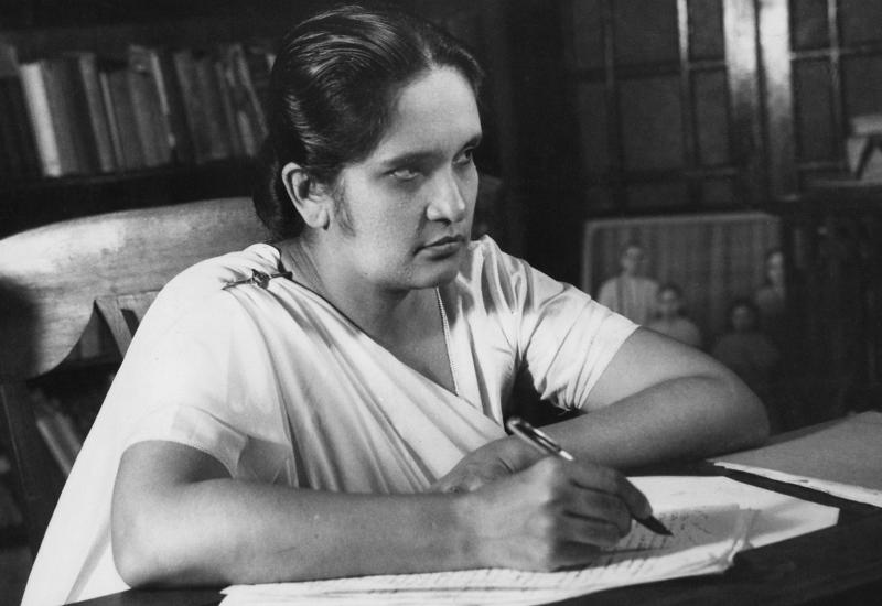 Sirimavo Bandaranaike (Balangoda, 17. travnja 1916. – Kadawatha, 10. listopada 2000.) - Bila je prva žena na mjestu premijerke u svijetu