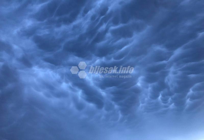 Mammatus oblaci  - Mostar: Nebo prekrili mammatus oblaci 