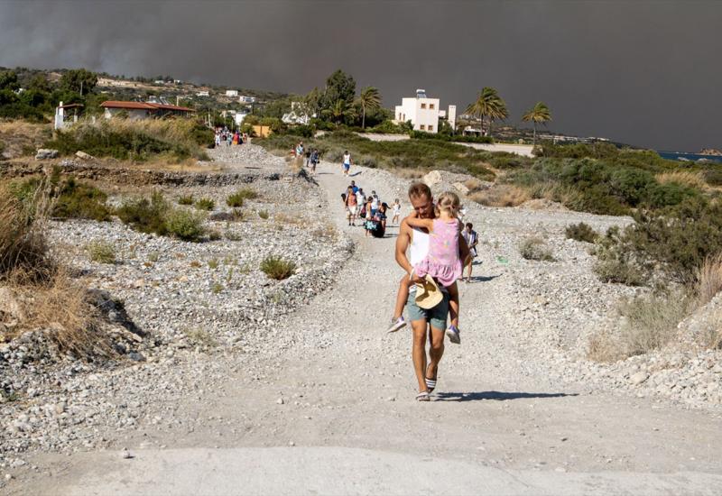 Najveća evakuacija ikad: 19 tisuća ljudi napustilo Rodos zbog požara