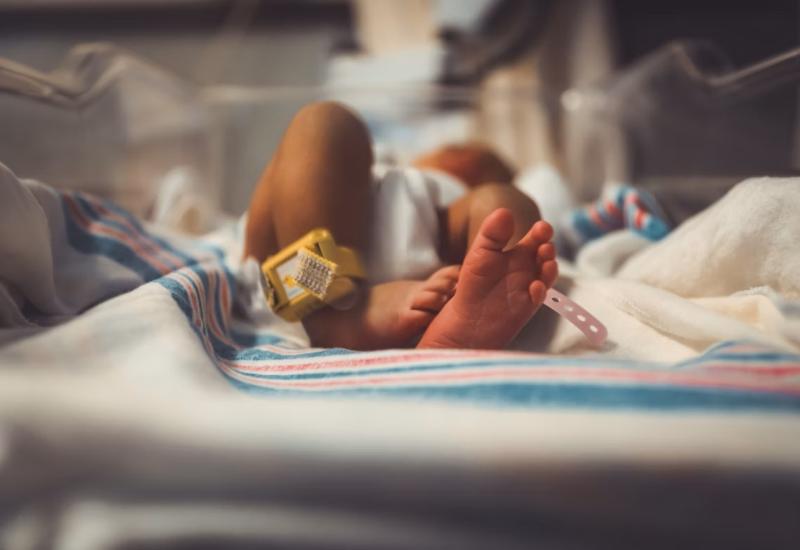 Novorođenče palo na pod: Ginekolog i medicinska sestra optuženi za primanje mita 