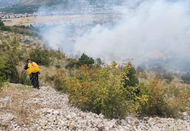 Vatrogasci u Hercegovini imali pune ruke posla - 17 požara, jedna zmija 