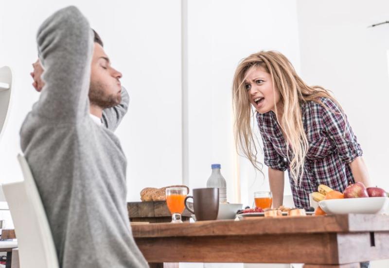 Par se svađa za stolom - 10 osobina pasivno agresivnih ljudi i kako se nositi s njima