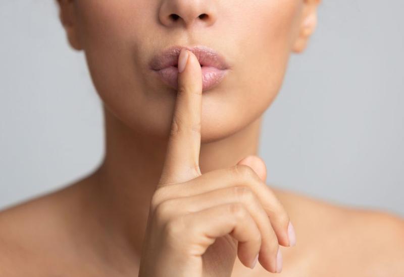 Žena s prstom na ustima - 10 osobina pasivno agresivnih ljudi i kako se nositi s njima