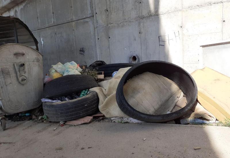 Kabasti otpad pored kontejnera - Komos: Imamo problem sa nesavjesnim građanima