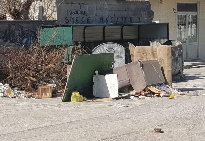 Kabasti otpad pored kontejnera - Milijuni za čistoću u Mostaru: Sufinancira se wc i kupuje 