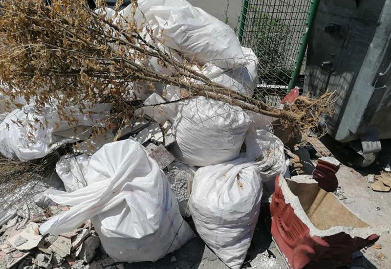 Kabasti otpad pored kontejnera - Komos: Imamo problem sa nesavjesnim građanima