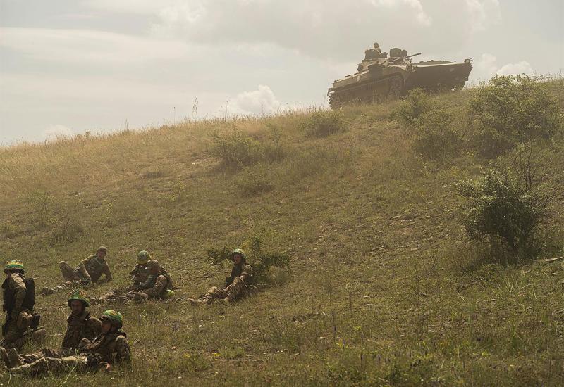 Tenk iznad ukrajinskih vojnika - Ukrajina rasporedila tisuće dodatnih snaga za novu fazu protuofenzive