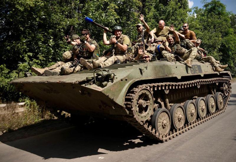 Ukrajinski vojnici na tenku - Ukrajina rasporedila tisuće dodatnih snaga za novu fazu protuofenzive