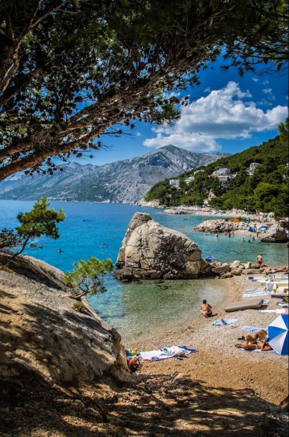 turisti se kupaju na plaži u Makarskoj - Hrvat i Austrijanka 