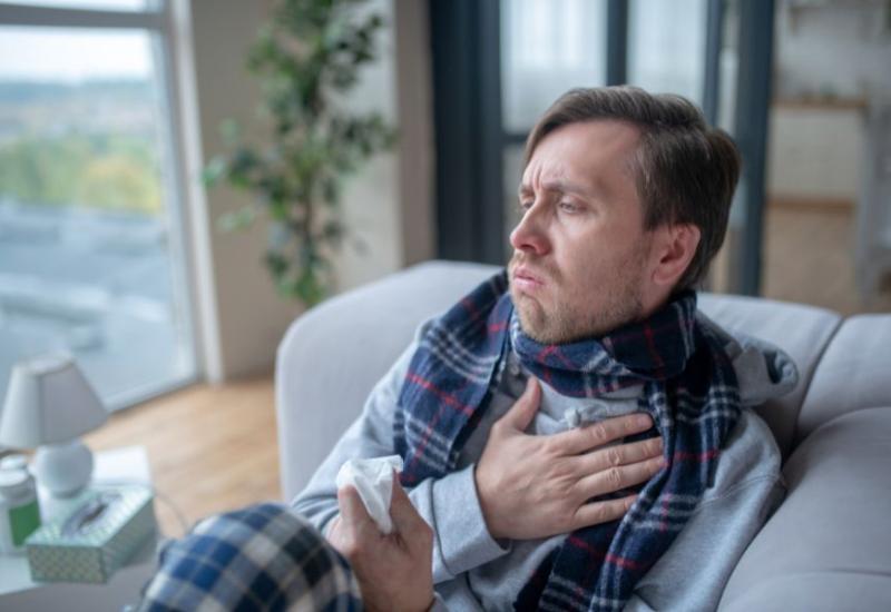 Prehlađen muškarac kašlje - 7 stvari koje Vam se događaju ako ne jedete lisnato povrće