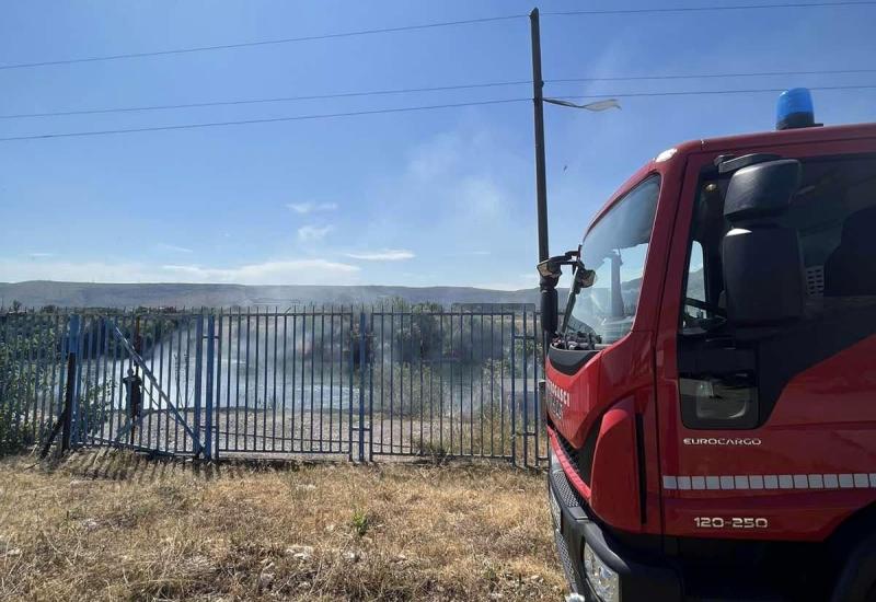Mostar: Vatrogasci na terenu, gorjeli trava i otpad