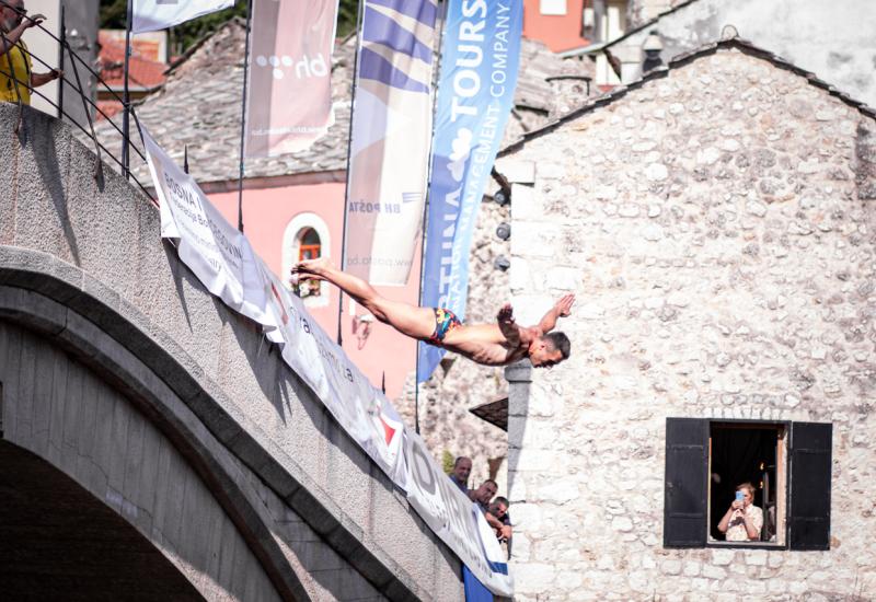 Skokove otvorila hrabra djevojčica iz Beograda - Za titulu najboljeg natječu se 33 skakača