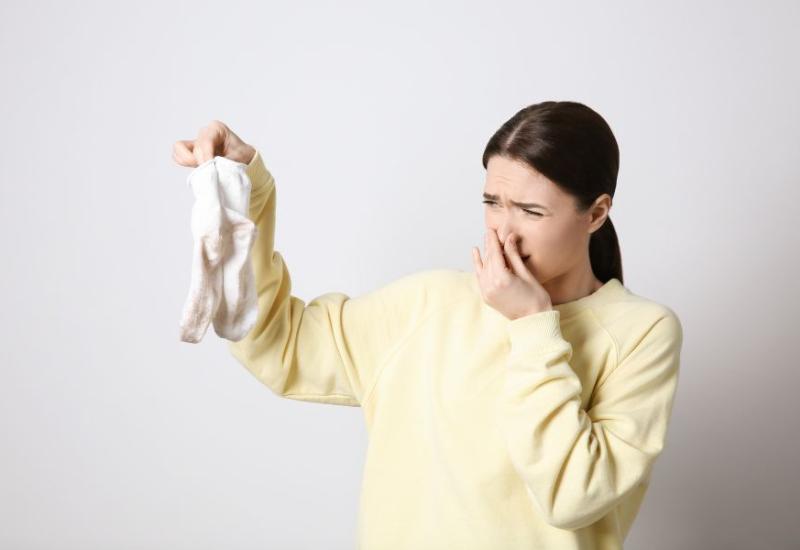 Žena drži prljave čarape - 7 stvari koje se događaju ako redovno ne mijenjate čarape