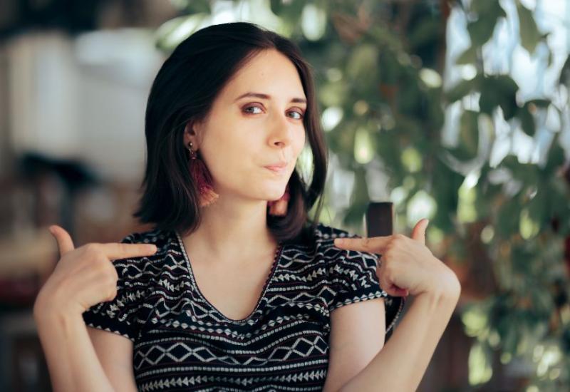 Žena upire prstima prema sebi - 15 iritantnih navika dosadnih ljudi i kako se nositi s njima