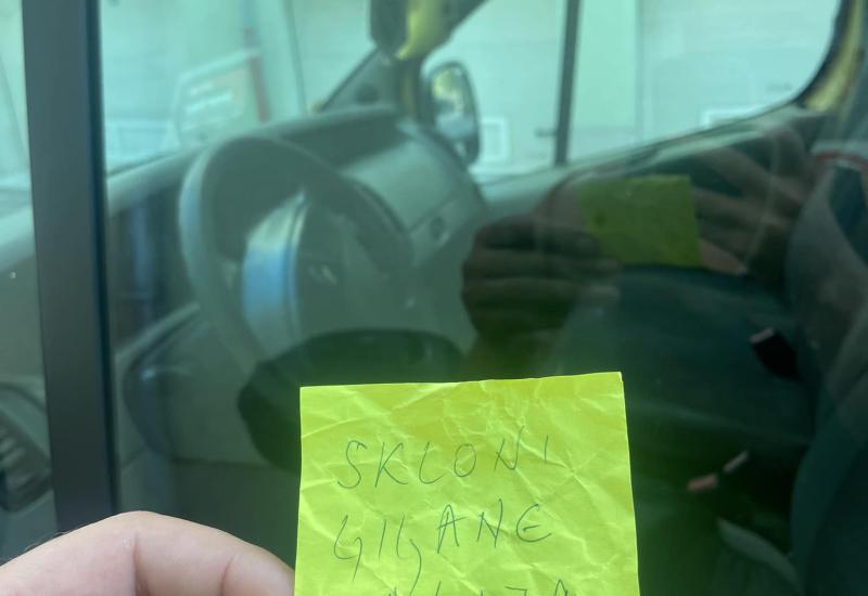 Turista iz BiH dočekala šokantna poruka na automobilu u Makarskoj