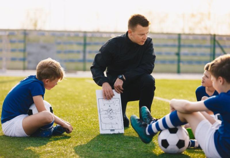 Trener s djecom na nogometnom terenu - 10 znakova da ste strogi roditelj i kako to utječe na dijete