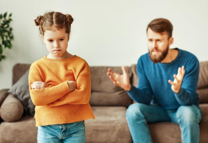 Strogi otac razgovara s tužnom kćeri - 10 znakova da ste strogi roditelj i kako to utječe na dijete