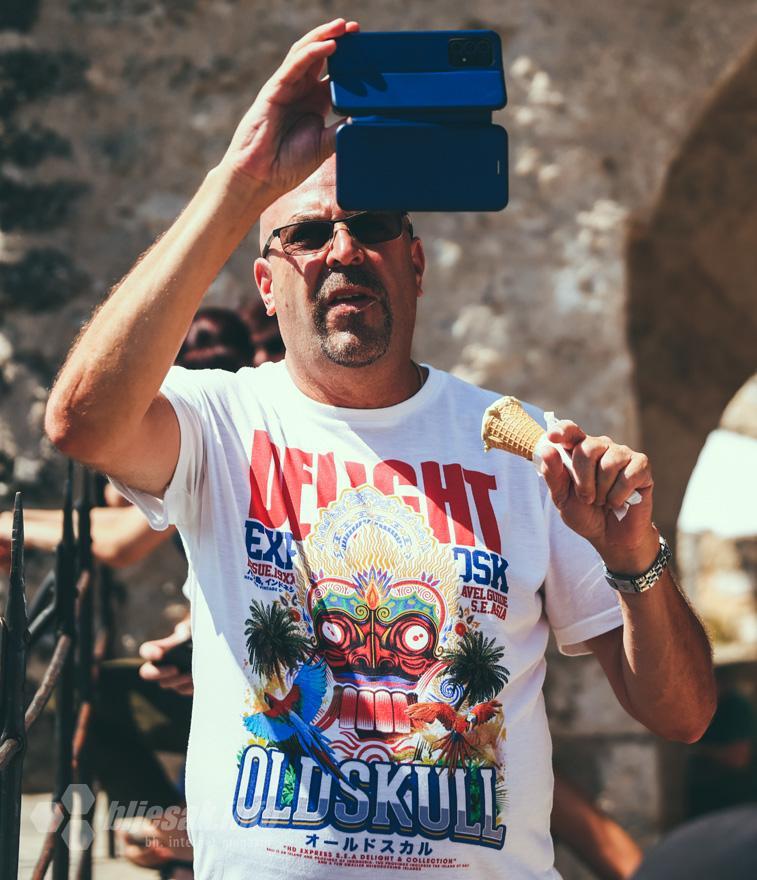 Turisti u Starom gradu - FOTO | Turisti oduševljeni Mostarom, a radnici zadovoljni zaradom