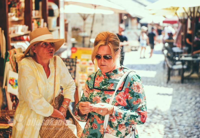 Turisti u Starom gradu - FOTO | Turisti oduševljeni Mostarom, a radnici zadovoljni zaradom