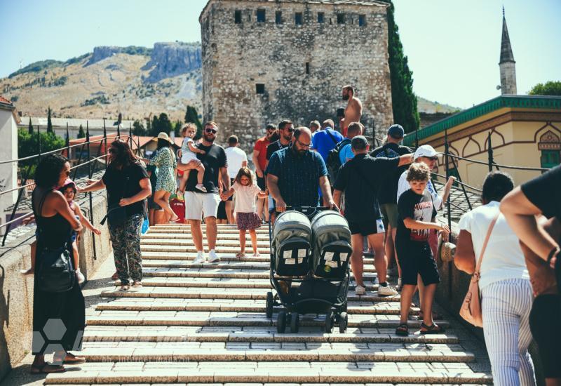 FOTO | Turisti oduševljeni Mostarom, radnici zadovoljni zaradom