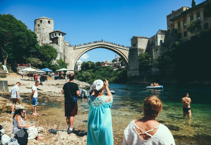 Turisti u Starom gradu - Svi zadovoljni sezonom: Mostar je puno više od jednodnevnog izleta