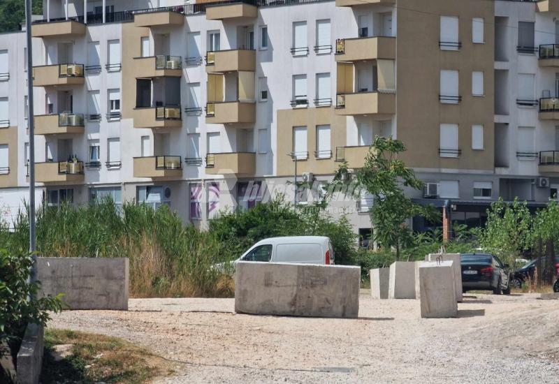 Negodovanja zbog gradnje u Mostaru - Betonski blokovi u mostarskom naselju Rudnik - Vlasnici kažu uređenje, susjedi osveta