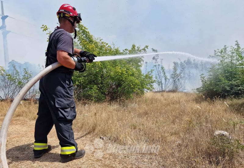 Požari u HNŽ-u - Udar groma izazvao požar u Čapljini, gorio traktor u Konjicu
