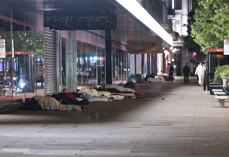 FOTO | Jedna od najpoznatijih ulica s luksuznim trgovinama noću je mjesto za mnoge beskućnike