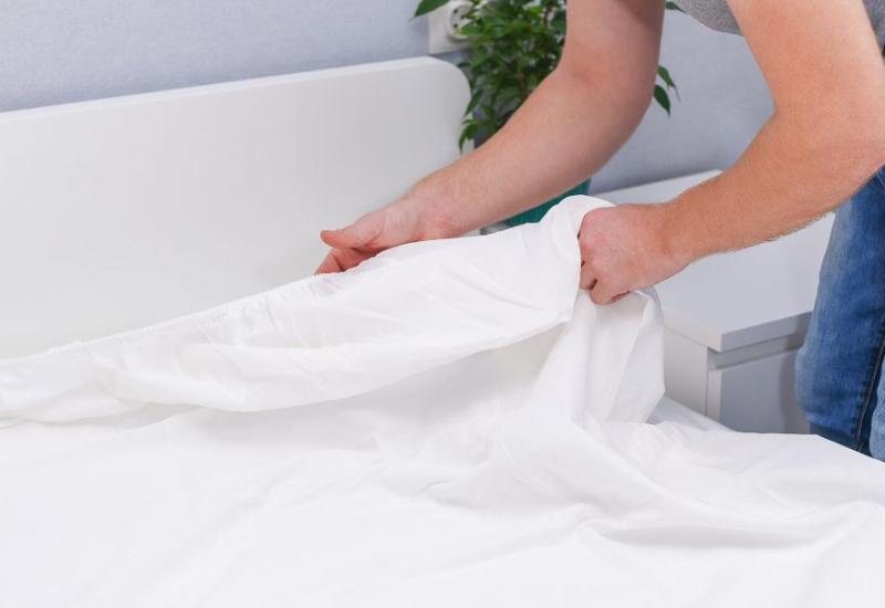 Žena mijenja posteljinu - Evo kako očistiti madrac u 10 jednostavnih koraka