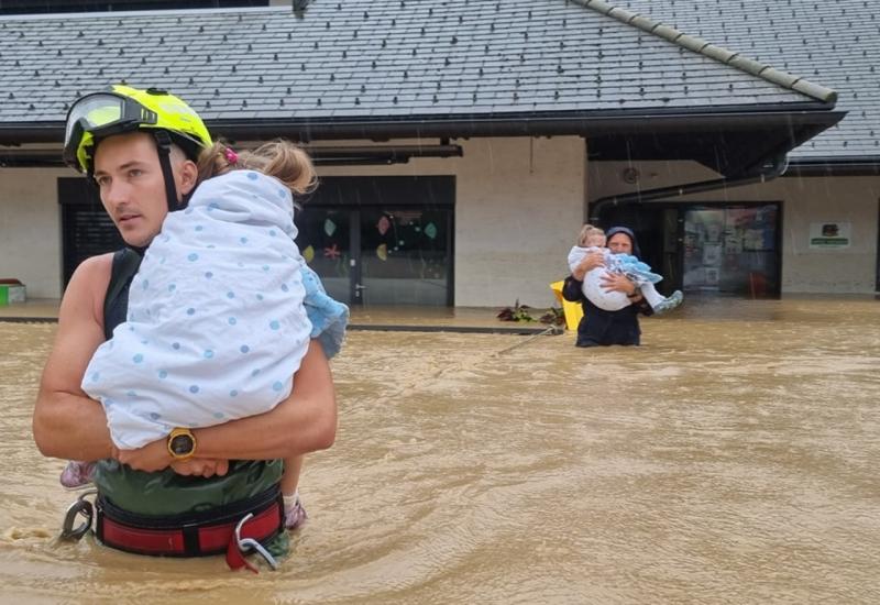 FOTO | Vatrogasci spasili mališane iz poplavljenog vrtića