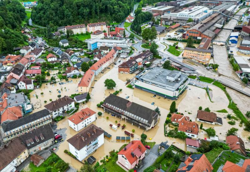 Slovenija: Poplavljena naselja, zatvorene prometnice, helikopterima spašavaju ljude...