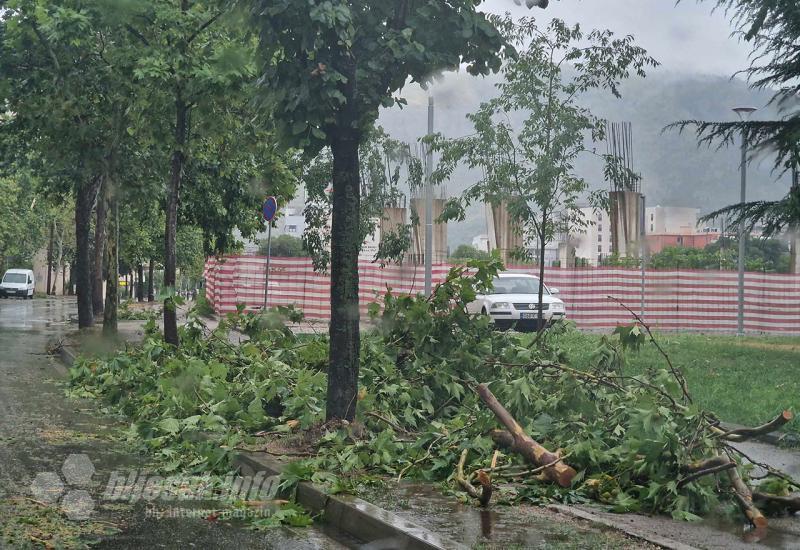 Mostar: Olujno nevrijeme oborilo električni stup i lomilo grane