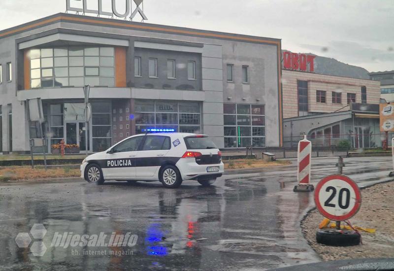 Policija regulira promet - Mostar: Cesta Put za aluminijski zatvorena za sva putnička vozila