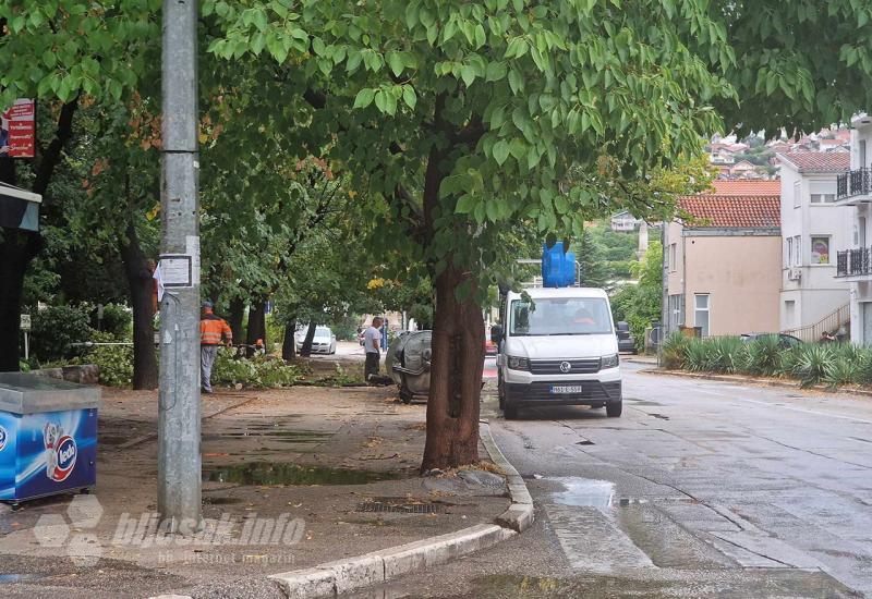 Uposlenici JP Parkovi uklanjaju grane s kolnika i prometnice - Mostar: Olujno nevrijeme oborilo električni stup i lomilo grane