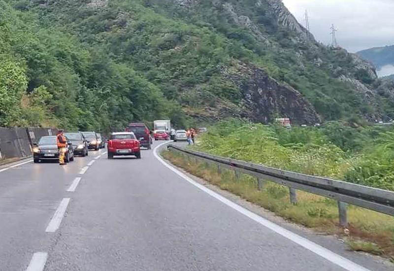 Mostar - Jablanica: Automobil naletio na odron, nema ozlijeđenih
