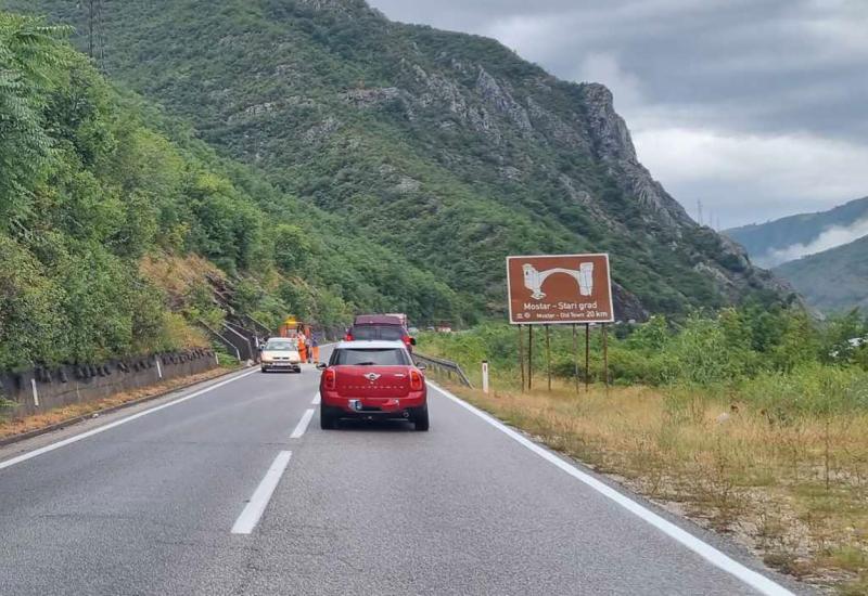 Odron na cesti Mostar - Jablanica - Mostar - Jablanica: Automobil naletio na odron, nema ozlijeđenih