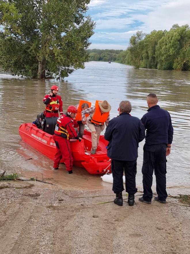 Dvije osobe spašene iz oteretnog kanala Sava-Odra - Dvije osobe spašene: Pokušale se autom probiti kroz vodu