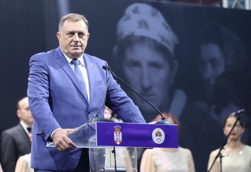 Iza Dodika prikazana fotografija prognanih Bošnjaka 