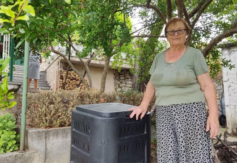 Samija Grbić pored kompostera u svojoj bašti u zaseoku Vrba, naselja Gnojnice kod Mostara - Evo kako Mostarke od otpada proizvode 