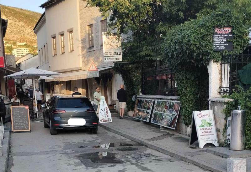 Automobil na ulasku u Stari grad - VIP loža: Ostavio/la automobil u staroj jezgri Mostara