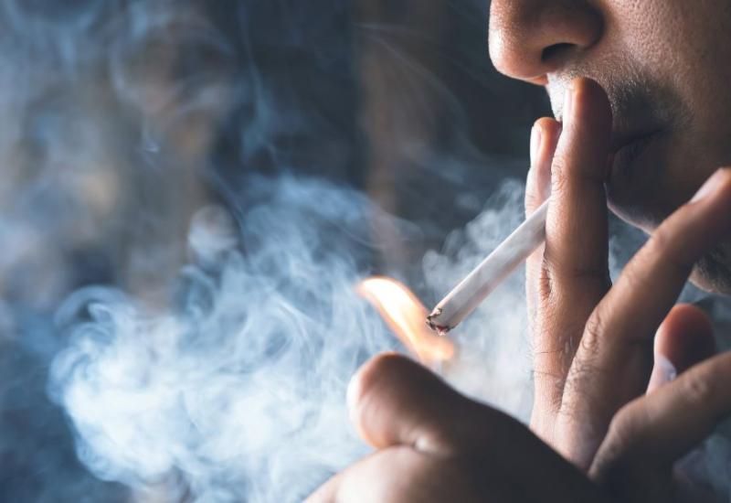 Muškarac pali cigaretu - 7 bitnih stvari koje nam usne mogu reći o našem zdravlju