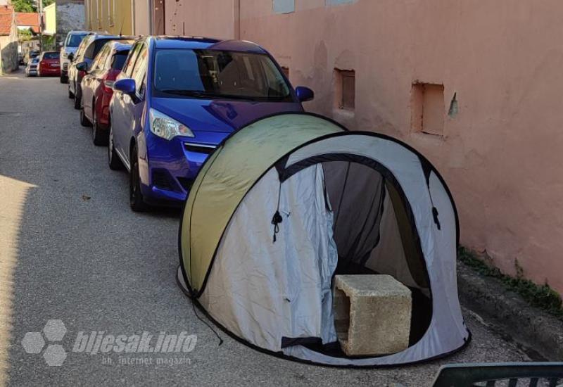 Mostar - šatorom 'čuvaju' parking za goste
